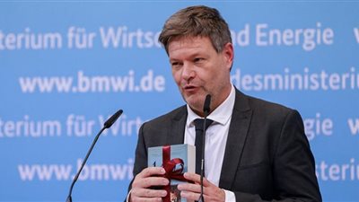 وزير اقتصاد ألمانيا يحمل «إم فى فيرفتن» لبناء السفن مسئولية إفلاسها