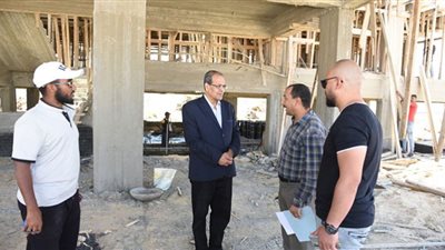 رئيس جامعة سوهاج يتابع مشروع إنشاء مركز الدراسات البيئية والبحرية بالقصير