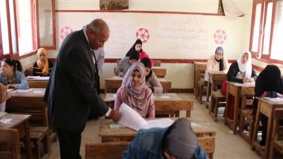 محافظ بني سويف يطمئن على انتظام سير امتحانات الدبلومات الفنية