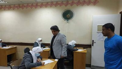 محافظ بني سويف يتابع مع مسؤولى التأمين الصحي سير امتحانات المعهد الفني للتمريض