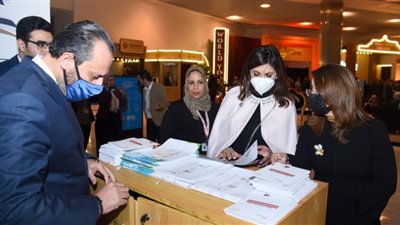 نبيلة مكرم تستعرض جهود 