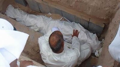 حكم دفن طفل ذكر مع امرأة بقصد التخفيف عنها