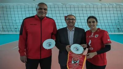 «سيدات طائرة الأهلي» يتبادل الدروع مع مدير مركز قليبية التدريبي