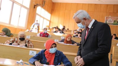 رئيس جامعة المنوفية يتفقد لجان الامتحانات بكليات الزراعة والتربية والطب البيطرى