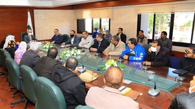 نائب محافظ سوهاج يعقد اجتماعا مع أعضاء وحدة المتغيرات المكانية بالمحافظة