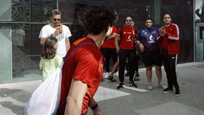 جماهير الأهلي تؤازر اللاعبين قبل التوجه للمران