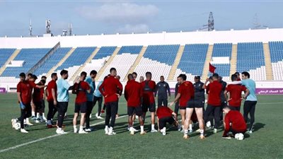 الجهاز الفني يجتمع مع لاعبي الأهلي قبل بداية المران