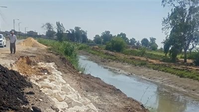 إصلاح هبوط أرضى بجسر طريق ميت فارس المحمودية بالدقهلية