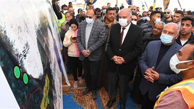 وزير النقل ومحافظ قنا يعاينان مسار محور دشنا - الوقف على النيل