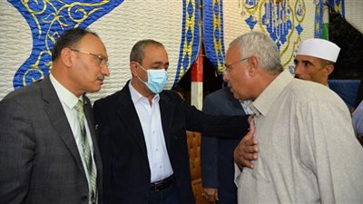 محافظ الإسماعيلية يقدم واجب العزاء لأسر ضحايا حادثة طريق السويس