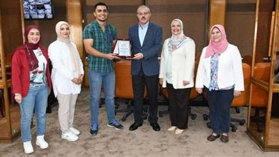 إتحاد طلاب بيطري يقدمون درع الكلية لرئيس جامعة قناة السويس