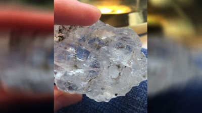 علماء يسعون لفتح بلورة عمرها 830 مليون عام