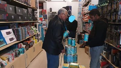 حماية المستهلك تشن حملة على محلات الهواتف المحمولة بسوهاج