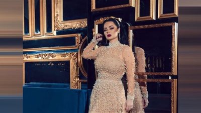 ديانا كرزون تتألق بفستان مجسم ومكياج صاخب