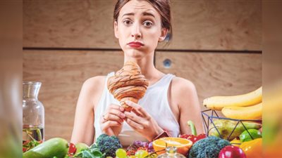 تسبب قيئًا وانتفاخًا.. 7 عادات ممنوعة بعد تناول الطعام مباشرةً