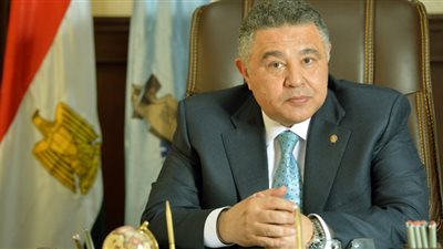مواطنون ضد الغلاء تمنح وسام محامي الشعب لمحافظ البحر الأحمر