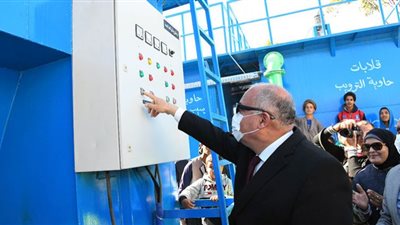 (صور) محافظ قنا يطلق إشارة التشغيل التجريبي لمحطتين مياه ضمن 