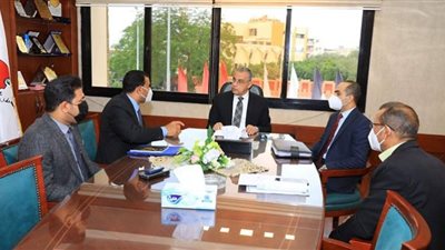 تسليم وحدات الإسكان الاجتماعي على طاولة اجتماعات محافظ سوهاج