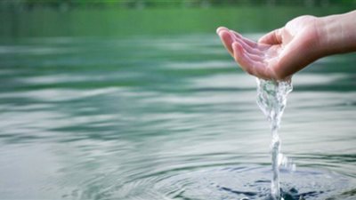 ما مخاطر الإفراط في شرب الماء؟