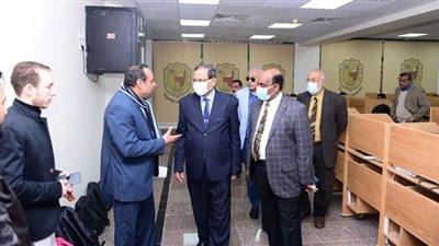 رئيس جامعة سوھاج يتفقد سير إمتحانات برنامج الصيدلة الإكلينيكية إلكترونياً