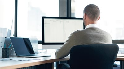 أسباب تؤدي لإنهاء خدمة موظف الحكومة وفقا للقانون.. تعرف عليها