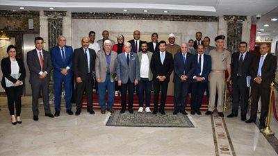 وزير الشباب يلتقي مع أعضاء وحدة 