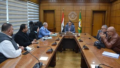 محافظ الدقهلية يناقش إجراءات تطوير ورفع كفاءة مبنى الطوارئ بمستشفى بلقاس