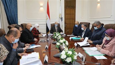 محافظ القاهرة يناقش خطة تطوير منطقة شق الثعبان وعملية التقنين