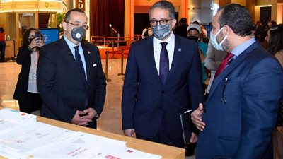 العناني ومايا مرسي.. أبرز زوار جناح 