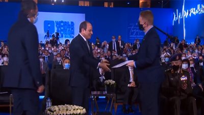 (فيديو) المجلس الأمريكى للتعليم يقدم للسيسي شهادة اعتماد الأكاديمية الوطنية
