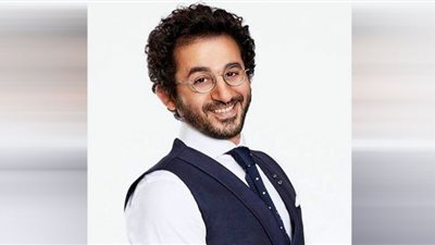 أحمد حلمي يحتفل بوصول أغنية 