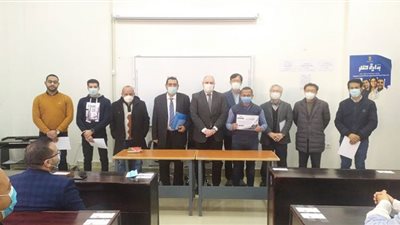 رئيس جامعه بنى سويف التكنولوجية يكرم الطلاب المتميزين ويجتمع بالجهاز الإداري بالجامعة