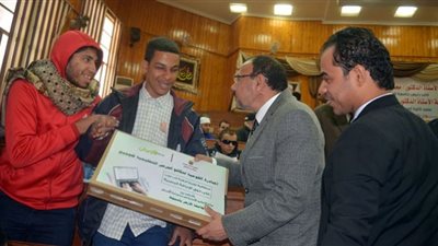 تسليم عدد ٧١ جهاز لاب توب للطلاب ذوي الهمم بأسيوط