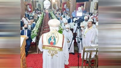 كهنة كنيسة الأنبا شنودة يترأسون قداس الجمعة في سوهاج