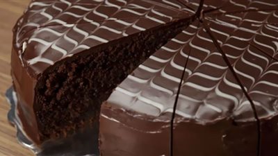 لرفع هرمون السعادة.. طريقة عمل كيك الشوكليت شيبس