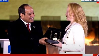 حفل ختام منتدى الشباب| السيسي ينتصر لفتاة تنمر عليها زملائها: الاختلاف قيمة كبيرة للبشر