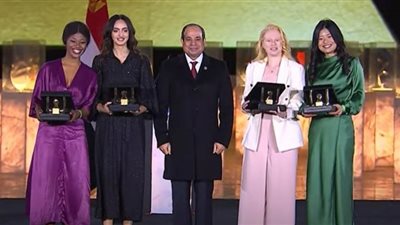 (فيديو) السيسي يكرم مجموعة من النماذج الشابة والملهمة بمنتدى شباب العالم