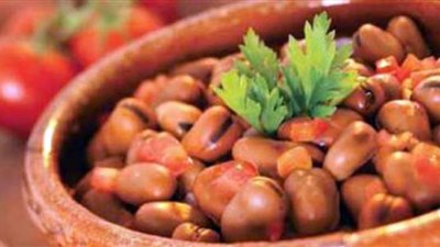 أشهر الأكلات الشعبية.. طريقة عمل فول بالطماطم