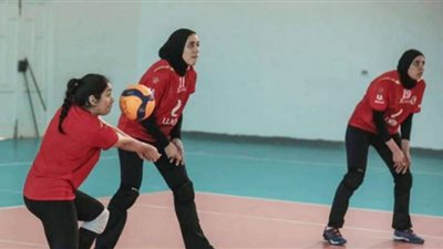 مدرب سيدات طائرة الأهلي يعقد جلسة للفريق قبل المران الأخير في بطولة إفريقيا