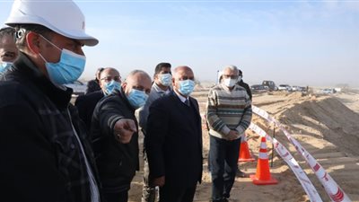 وزير النقل يتفقد مواقع العمل في مشروع استكمال أعمال تطوير ميناء السخنة