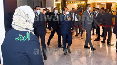 الرئيس السيسي يحي القائمين على جناح وزارة الهجرة بمنتدى شباب العالم