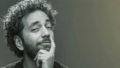 الليلة.. علي قنديل يُحيي حفل إستاند آب كوميدي