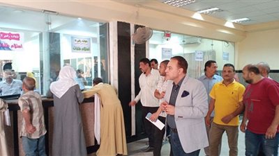 رئيس ملوى بالمنيا يتابع سير العمل بالمركز التكنولوجي لخدمة المواطنين