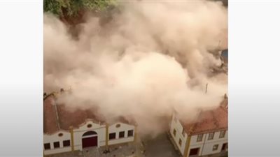 شاهد .. لحظة حدوث انزلاق أرضي هائل في البرازيل دمر منزلًا تاريخيًا