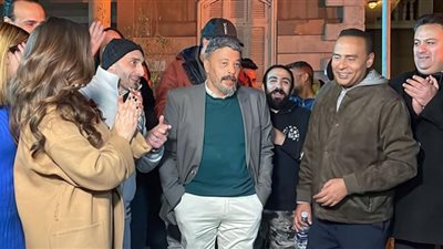 بالصور.. الاحتفال بعيد ميلاد عمرو عبد الجليل أثناء تصوير فيلم «شمس»