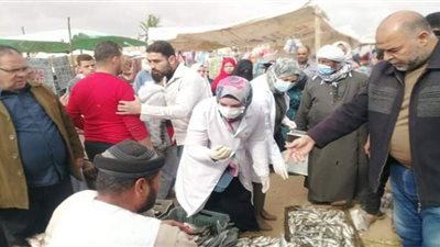 إعدام مواد غذائية مخالفة للاشتراطات الصحية بالعاشر من رمضان