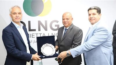 رئيس هيئة ميناء دمياط يجري زيارة تفقدية لمحطة إسالة الغاز