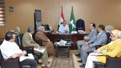 محافظ الشرقية يعقد اجتماعاً لمتابعة انتظام توريد القمح للصوامع والشون