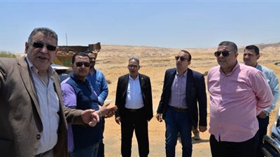نائب محافظ الإسماعيلية يتفقد طريق الإسماعيلية – السويس الصحراوي
