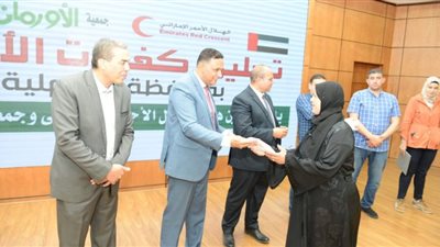 محافظ الدقهلية يسلم كفالات الأيتام للارامل من أبناء المحافظة